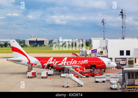 BANGKOK, THAILAND - 19. Oktober: AirAsia in Bangkok, Thailand am 19. Oktober 2014. Malaysische Billigfluggesellschaft, die inländischen und internationalen arbeitet Stockfoto