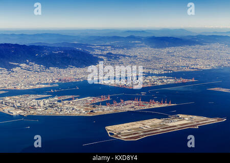 KOBE, Japan - 30. Oktober: Kobe Flughafen in Kobe, Japan am 30. Oktober 2014. Februar 2006 eröffnet, auf einer künstlichen Insel errichtet, Griffe inländische f Stockfoto