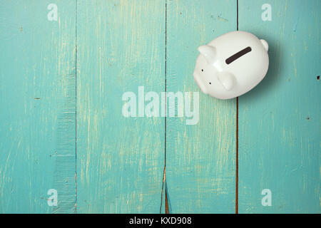 Piggy Bank speichern Münze auf hölzernen Schreibtisch, kopieren. Stockfoto