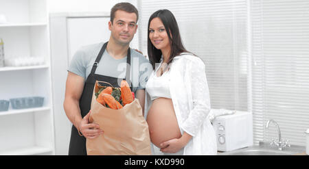 Mann und die schwangere Frau mit einem Paket von baguettes Stockfoto