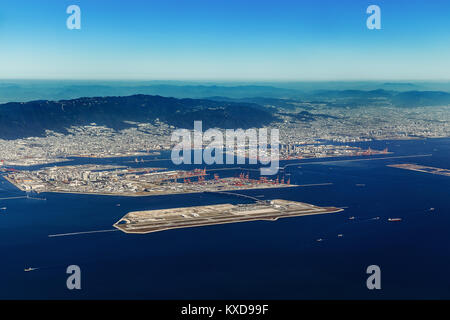 KOBE, Japan - 30. Oktober: Kobe Flughafen in Kobe, Japan am 30. Oktober 2014. Februar 2006 eröffnet, auf einer künstlichen Insel errichtet, Griffe inländische f Stockfoto