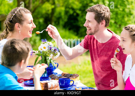 Familie Spaß bei Kaffee Zeit im Garten Stockfoto