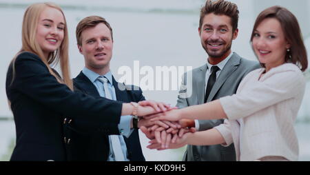 Draufsicht der Geschäftsleute setzen ihre Hände gruppenweise hautnah Stockfoto