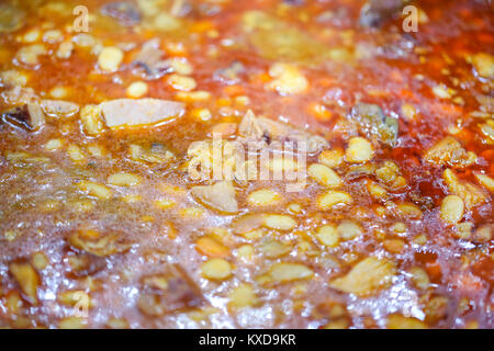 Bohnensuppe mit geräuchertem (Schwein) Sprunggelenke auf dem Weihnachtsmarkt in Timisoara, Rumänien Stockfoto