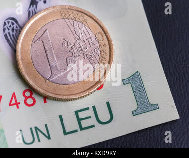 1 Euro Münze über 1 Leu RON bill Stockfoto