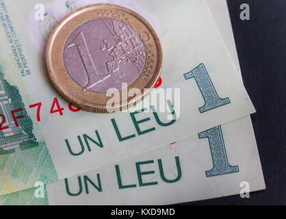 1 Euro Münze über 1 Leu RON Rechnungen Stockfoto