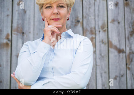 Porträt eines aktiven älteren Frau an der Kamera mit einem Kugelschreiber Stockfoto