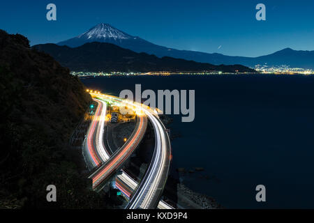 Nachtansicht des Mount Fuji und Tomei Autobahn von satta Pfad im Winter. Stockfoto