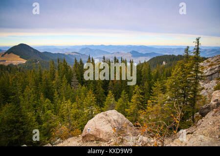 Blick von pietrele Doamnei's Peak Lady Steine Klippe in das Rarau-massiv in Suceava, Bukowina, Rumänien Stockfoto