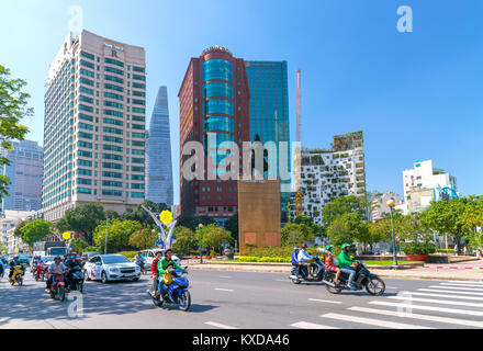 Neue und moderne Gebäude in administrative Zentrum Kreisverkehr zeigen dynamische Entwicklung der vietnamesischen Kultur und Technologie Stockfoto