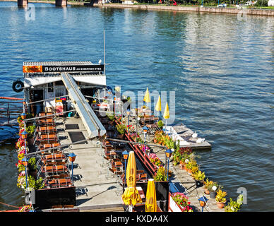 FRANKFURT, Deutschland - 17. AUGUST 2016: Schwimmende Cafe das Bootshaus am Eisernensteg (in der Nähe der Fußgängerbrücke) in Frankfurt am Main, Deutschland Stockfoto