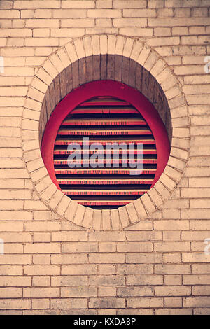 Rote runde Fenster in eine Mauer, Xian - China Stockfoto
