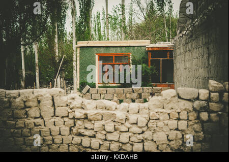Steinmauer im Dorf im Norden von Pakistan. Stockfoto