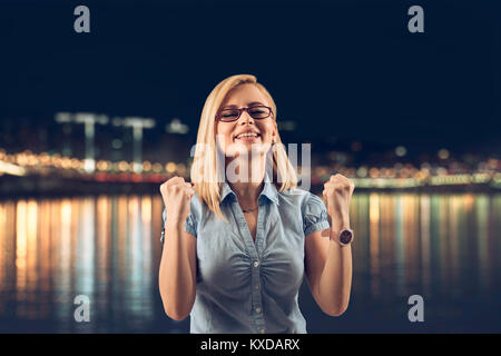 Happy Gestik junge freundliche Lächeln, Geschäftsfrau, Stockfoto