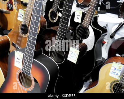 Bunte Gitarren für Verkauf in eine Gitarre und Musikinstrumente shop Stockfoto