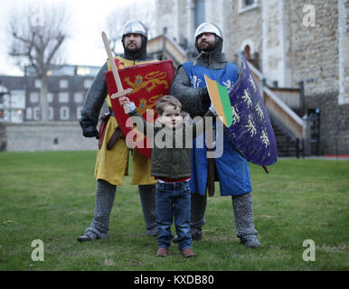 Drei-jährige Rufus Murly-Gotto wirft mit Ritter, während ein Foto für den Start der Ritter Schule an der Tower von London, die die Familien bietet die Möglichkeit, wieder zu einer mittelalterlichen Welt der Heraldik und Valor mit einer Reihe von engagieren und interaktiven Aktivitäten zu reisen, die während der Hälfte Begriff von Samstag 10 Februar bis Sonntag, den 18. Februar. Stockfoto