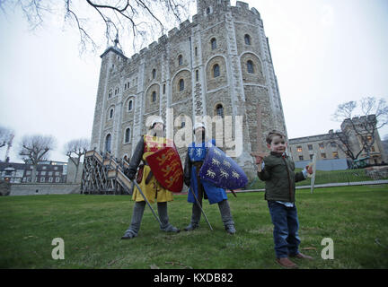 Drei-jährige Rufus Murly-Gotto wirft mit Ritter vor dem Hintergrund der Weißen Turm, während ein Foto für den Start der Ritter Schule an der Tower von London, die die Familien bietet die Möglichkeit, wieder zu einer mittelalterlichen Welt der Heraldik und Valor mit einer Reihe von engagieren und interaktiven Aktivitäten zu reisen, die während der Hälfte Begriff von Samstag 10 Februar bis Sonntag, den 18. Februar. Stockfoto