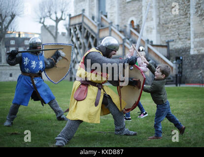 Drei-jährige Rufus Murly-Gotto und einen Ritter in der Schlacht, während ein Foto für den Start der Ritter Schule an der Tower von London, die die Familien bietet die Möglichkeit, wieder zu einer mittelalterlichen Welt der Heraldik und Valor mit einer Reihe von engagieren und interaktiven Aktivitäten zu reisen, die während der Hälfte Begriff von Samstag 10 Februar bis Sonntag, den 18. Februar. Stockfoto