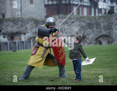 Drei-jährige Rufus Murly-Gotto und einen Ritter in der Schlacht, während ein Foto für den Start der Ritter Schule an der Tower von London, die die Familien bietet die Möglichkeit, wieder zu einer mittelalterlichen Welt der Heraldik und Valor mit einer Reihe von engagieren und interaktiven Aktivitäten zu reisen, die während der Hälfte Begriff von Samstag 10 Februar bis Sonntag, den 18. Februar. Stockfoto