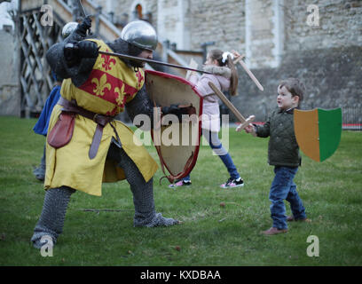 Drei-jährige Rufus Murly-Gotto und einen Ritter in der Schlacht, während ein Foto für den Start der Ritter Schule an der Tower von London, die die Familien bietet die Möglichkeit, wieder zu einer mittelalterlichen Welt der Heraldik und Valor mit einer Reihe von engagieren und interaktiven Aktivitäten zu reisen, die während der Hälfte Begriff von Samstag 10 Februar bis Sonntag, den 18. Februar. Stockfoto