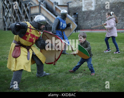 Drei-jährige Rufus Murly-Gotto und einen Ritter in der Schlacht, während ein Foto für den Start der Ritter Schule an der Tower von London, die die Familien bietet die Möglichkeit, wieder zu einer mittelalterlichen Welt der Heraldik und Valor mit einer Reihe von engagieren und interaktiven Aktivitäten zu reisen, die während der Hälfte Begriff von Samstag 10 Februar bis Sonntag, den 18. Februar. Stockfoto