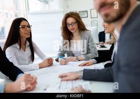 Gruppe von Architekten zusammen, die am Projekt Stockfoto