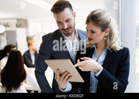 Junge attraktive Architekten mit digitalen Tablette im Büro Stockfoto