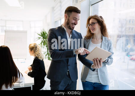 Junge attraktive Architekten mit digitalen Tablette im Büro Stockfoto