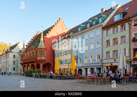 Historisches Kaufhaus (Historische Händler Halle) am Marktplatz der Münsterplatz, im 14. Jahrhundert errichtet, Freiburg im Breisgau, Baden-Württemberg, Deutschland Stockfoto