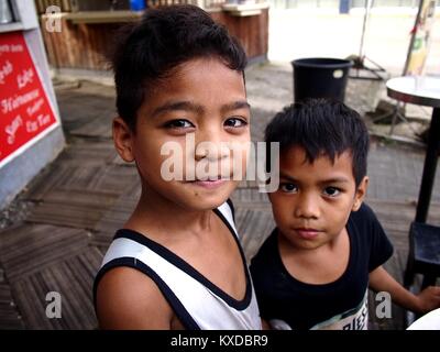 ANTIPOLO CITY, Philippinen - Dezember 28, 2017: Zwei jungen Pose und Lächeln für die Kamera, während bei einem öffentlichen Park. Stockfoto