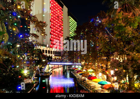 Die San Antonio Riverwalk beleuchtet für die Weihnachtszeit Stockfoto