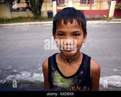 ANTIPOLO CITY, Philippinen - Dezember 24, 2017: ein Junge Pose und Lächeln für die Kamera. Stockfoto