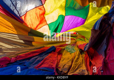 Bunte innerhalb von Hot Air Balloon Stockfoto