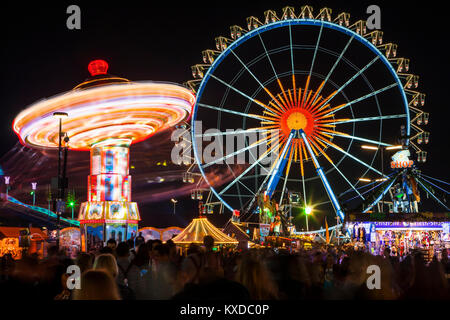 Kette Karussell und Riesenrad bei Nacht, Oktoberfest, Theresienwiese, München, Oberbayern, Deutschland Stockfoto