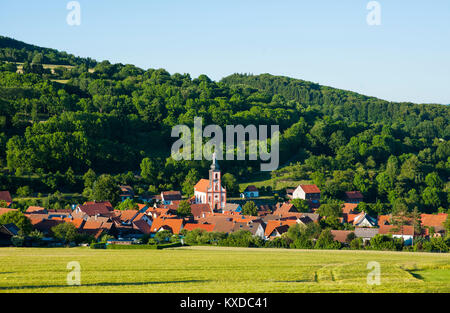 Leubach mit St. Vitus Kirche, natur park Park Bayerische Rhön, Bayern, Deutschland Stockfoto