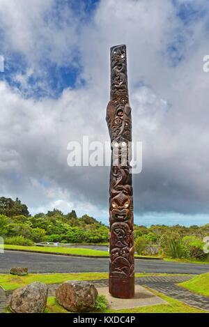 Anteil der Maori Carving am Dawson fällt Visitors Center, Dawson Falls, Mount Taranaki oder Mount Egmont, Whanganui National Park Stockfoto