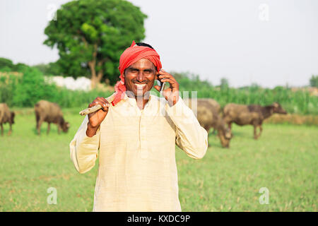 1 Indischen ländlichen Bauern Mann Feld Reden Handy Stockfoto