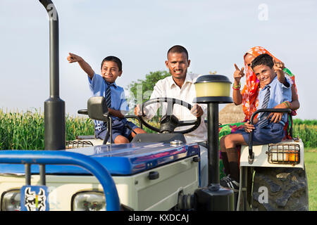 Happy ländlichen Bauern Familie Reiten Traktor Bauernhof Dorf etwas Verweisen Stockfoto