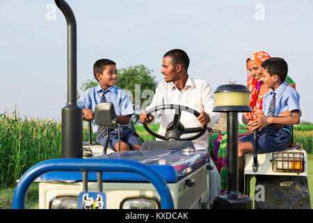 Indischen ländlichen Bauern Eltern und Kinder Studenten zusammen Fahren des Traktors Stockfoto