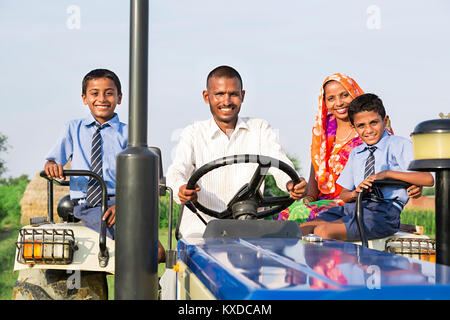 2 ländlichen Bauern Familie Eltern KidsTogether Fahrt Traktor Farm Stockfoto