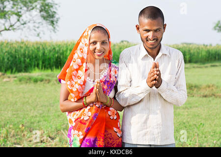 2 Indischen ländlichen Dorfbewohner Paar Hände Namaste Willkommen im Feld Stockfoto