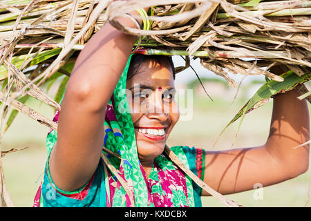 Happy Indischen ländlichen Dorfbewohner Frau, die Unkraut auf Head Farm Stockfoto