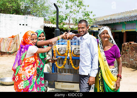 Indische Bauern Familie, Tika neuer Traktor Kaufen ländlichen Dorf Stockfoto