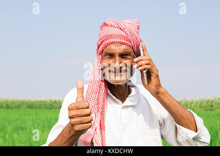 1 Indischen ländlichen Bauern alten Mann Telefon Thumbsup Feld Stockfoto