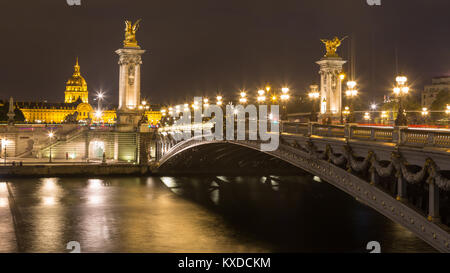 Brücke Pont Alexandre III in der Nacht, im Hôtel des Invalides mit Dome Invalidendom, Paris, Frankreich Stockfoto