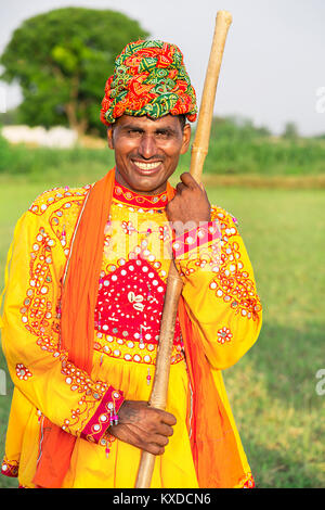 1 Indischen ländlichen Gujrati Landwirt Mann Holding Stick Farm Stockfoto