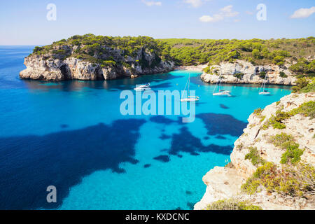 Segelboote vor Anker, Cala Macarelleta, Menorca, Balearen, Spanien Stockfoto