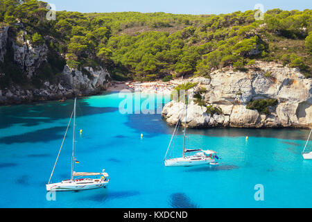 Segelboote vor Anker, Cala Macarelleta, Menorca, Balearen, Spanien Stockfoto