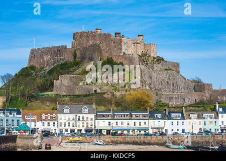 Stadt mit Gorey Castle, Mont Orgueil, Jersey, Channel Islands, Großbritannien Stockfoto
