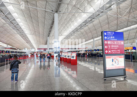 HONG KONG, CHINA - 21. Februar: Passagiere auf dem Flughafen Main Lobby von Hong Kong Airport am Februar 21, 2013 in Hongkong, China. Flughafen Hong Kong Stockfoto